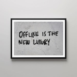 Moderne muurkunst, graffitibericht "Offline is the New Luxury", getextureerde muurdecoratie, stedelijk decor, unieke huiskunst, statement stuk