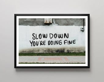 Arte mural urbano, lámina de grafiti "Reduce la velocidad, lo estás haciendo bien", decoración moderna para el hogar, arte mural blanco desgastado, decoración mural inspiradora