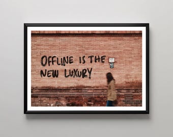 Decoración de pared moderna, arte de pared llamativo, fotografía enmarcada, mensaje de grafiti, "Desconectarse es el nuevo lujo", interior minimalista para el hogar