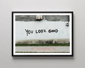 Te ves bien. Arte graffiti, decoración urbana para pared, arte contemporáneo para el hogar, lámina de arte callejero llamativa, decoración de pared blanca desgastada.