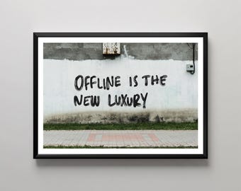 Offline es el nuevo lujo, decoración urbana, arte mural de graffiti audaz, arte impactante, pared blanca desgastada, decoración moderna para el hogar, pieza de arte única