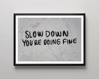 Arte mural de graffiti llamativo, "Reduce la velocidad, lo estás haciendo bien", decoración urbana, lámina de arte callejero, decoración de pared texturizada, arte inspirador para el hogar.