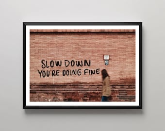 Arte mural moderno, decoración motivacional, fotografía de grafiti enmarcada, "Reduce la velocidad, lo estás haciendo bien", interior minimalista para el hogar, exhibición en consola