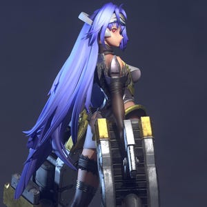 Könnte beinhalten: Eine Anime-Sammelfigur mit langem violettem Haar, die eine dunkle Rüstung und oberschenkelhohe Strümpfe trägt. Die Figur steht auf einem dunklen, gezackten Sockel und hält zwei große, metallische Gatling-Waffen mit mehreren Läufen.