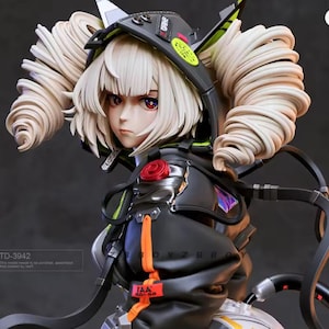 Pode incluir: Figura detalhada de uma personagem de anime feminina com pele clara, olhos vermelhos e cabelo loiro claro estilizado em grandes rabos de cavalo em espiral. Ela usa uma roupa futurista preta e laranja com capuz e vários detalhes técnicos. A figura é rotulada como "TD-3942".