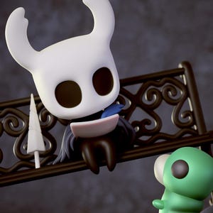 Puede incluir: Figura de un personaje con cabeza blanca y grandes ojos negros, sentado en un banco decorativo marrón. Una criatura verde con un ojo grande está de pie cerca. El fondo es una escena oscura y borrosa.