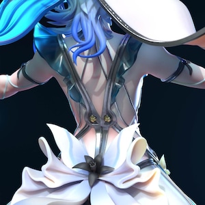 Pode incluir: Figura detalhada de um personagem com cabelo azul esvoaçante e uma roupa branca e prateada. A figura tem um grande design floral estilizado na cintura e um chapéu de abas largas. A parte de trás da figura é o foco principal.