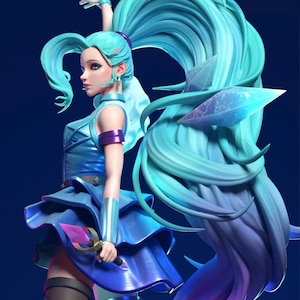 Può includere: Statuetta dettagliata di un personaggio con lunghi capelli turchesi fluenti e un abito blu abbinato. La figura tiene in mano una spada rosa e argento. I capelli sfumano in viola alle estremità. La figura è in posa con un braccio alzato.