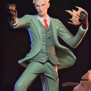 Peut inclure: Figurine d'un personnage en costume vert clair, gilet gris et cravate rouge, tenant un pistolet et un masque. Le personnage a les cheveux blonds et une expression sérieuse. Une petite épingle dorée est sur le revers du costume. Fond sombre.
