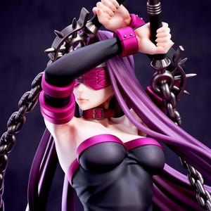 Op de afbeelding: Gedetailleerd beeldje van een personage met lang paars haar, een blinddoek en een zwart-roze outfit. Het beeldje houdt een wapen vast met een ketting en spikes. De algehele esthetiek is anime-geïnspireerd.