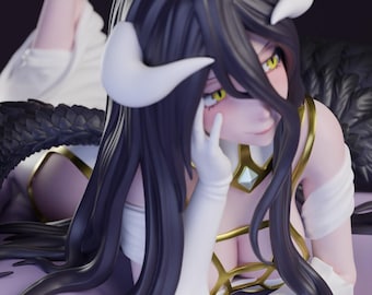 Puede incluir: Figura detallada de un personaje con largo cabello negro, cuernos blancos y ojos amarillos. La figura lleva un atuendo blanco y dorado, con guantes blancos largos. El personaje está tumbado sobre una superficie púrpura, con un ala negra visible.
