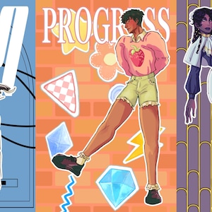 Könnte beinhalten: Drei Illustrationen von stilisierten Figuren. Die erste ist in Weiß und Silber auf blauem Hintergrund mit dem Text "2000". Die zweite zeigt eine Person in einem rosa Erdbeer-Shirt mit dem Wort "PROGRESS". Die dritte hat eine Person in einem weißen und lila Outfit mit "COUNCIL COUTURE".
