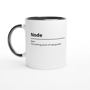 Può includere: Tazza in ceramica bianca con manico e bordo neri. La tazza presenta la parola "Node" in nero, con la definizione "Nome: Il punto di partenza della nuova crescita" stampata sotto.
