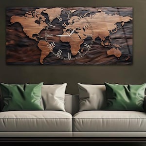 Könnte beinhalten: Eine große Weltkarten-Uhr aus Holz mit römischen Ziffern, die an einer Wand über einem weißen Sofa mit grünen und weißen Kissen angebracht ist. Die Zeiger der Uhr zeigen die Zeit an. Das Holz hat eine natürliche Maserung.