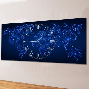 Può includere: Un grande orologio da parete con un design a mappa del mondo. La mappa è raffigurata come una rete di linee e punti blu, con un grande quadrante al centro. Il quadrante ha numeri romani e lancette bianche su uno sfondo blu scuro.