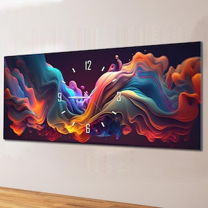 Puede incluir: Un reloj de pared rectangular con un diseño abstracto en colores vibrantes. La obra de arte presenta formas fluidas y superpuestas en tonos de azul, naranja y morado. Las manecillas y los números blancos a las 12, 3, 6 y 9 completan el diseño.