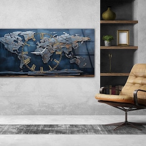 Pode incluir: Um grande relógio de parede em forma de mapa-múndi. O relógio apresenta um fundo azul com um design de mapa detalhado. Os algarismos romanos dourados marcam as horas e os ponteiros são brancos.