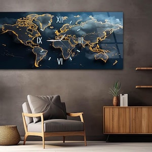 Può includere: Un orologio da parete rettangolare con un design a mappa del mondo. La mappa ha contorni dorati su sfondo blu scuro, con numeri romani e lancette bianche. L'orologio è montato su una parete grigio scuro.