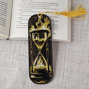 Segnalibro Clessidra in Fiamme – Segnalibro Fantasy con Nappa Dorata, Design Simbolico del Tempo