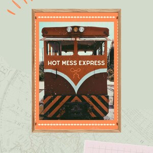 Peut inclure: Impression encadrée d'un train vintage avec le texte "HOT MESS EXPRESS". Le train est marron avec des accents orange et noirs. L'impression mesure 9,5 cm x 12 cm et est dans un cadre en bois.