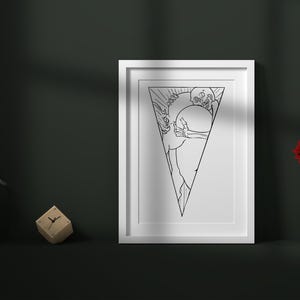 Pu&ograve; includere: Una stampa artistica in bianco e nero incorniciata raffigurante una figura scheletrica che tiene una sfera all'interno di un triangolo. L'opera d'arte &egrave; esposta su una parete verde scuro, con un piccolo orologio e vasi con fiori in primo piano.