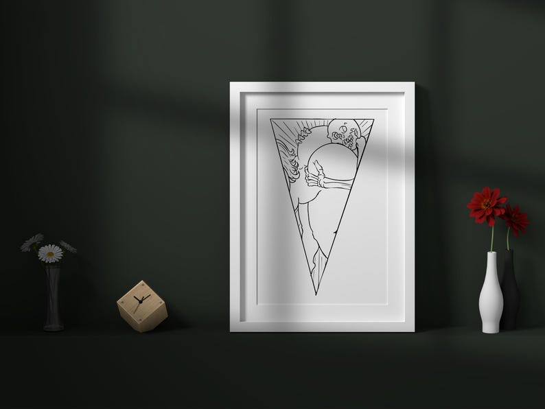Pu&ograve; includere: Una stampa artistica in bianco e nero incorniciata raffigurante una figura scheletrica che tiene una sfera all'interno di un triangolo. L'opera d'arte &egrave; esposta su una parete verde scuro, con un piccolo orologio e vasi con fiori in primo piano.