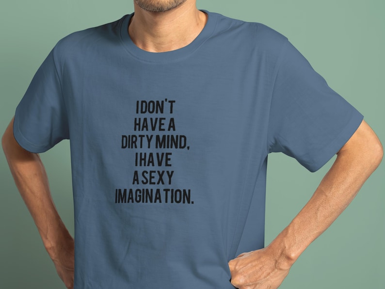 Pu&ograve; includere: Una maglietta blu con la scritta "I DON'T HAVE A DIRTY MIND, I HAVE A SEXY IMAGINATION" stampata in nero. La maglietta ha maniche corte e girocollo.