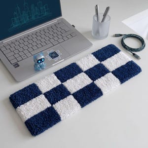 Tapis repose-poignets de clavier à carreaux tufté à la main, 20 x 45 cm, bleu et blanc, accessoire de bureau gamer fait main, tapis de clavier personnalisé