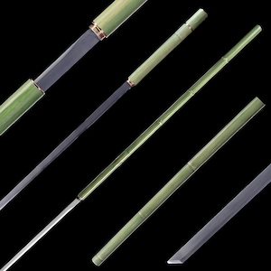 Pode incluir: Uma espada com cabo e bainha de textura de bambu verde, apresentando uma lâmina de metal longa, reta e de cor prateada. O design imita a aparência de um caule de bambu natural, com seções segmentadas e um acabamento liso e polido.