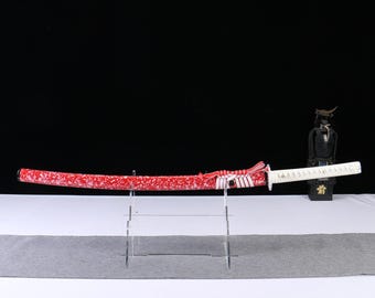 桜の鍔と赤い鞘が付いた白い柄の刀、ユニークな誕生日プレゼント
