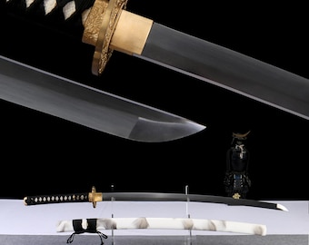 Épée de style samouraï fabriquée à la main - accents dorés, fourreau blanc et garde gravé