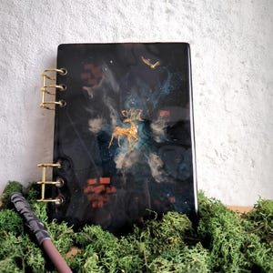 Handgjord Harry Potter-inspirerad resinjournal | Fantasy Collector's Notebook | Unik presentask - Guardian Deer - Påfyllningsbar journal