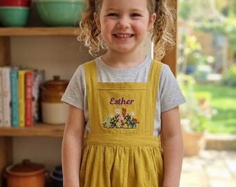 Tabliers personnalisés pour enfants brodés de fleurs sauvages, mélange coton-lin doux, parfait pour la cuisine, la pâtisserie, les travaux manuels, cadeau d'anniversaire idéal