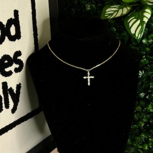Goldene Kreuz Halskette - 18k vergoldeter zierlicher christlicher Anhänger, religiöses Schmuck Geschenk für Frauen & Männer, Glauben Halskette Alltagskleidung