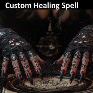 Op de afbeelding: De afbeelding toont de tekst "Custom Healing Spell" boven handen met zilveren ringen en lange, zwarte nagels. De handen zijn bedekt met zwarte kanten handschoenen en hebben tatoeages. De achtergrond is donker met vonken.