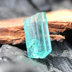 0.70 Ct Mint Green Natural Emerald Rough – Bluish Green Emerald Raw, Green Beryl Crystal for Jewelry Making & Collectors.