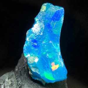 天然エチオピア産オパール原石：27カラットのブルーファイアクリスタル