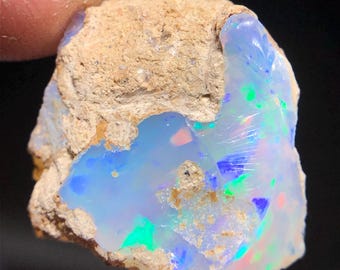 天然エチオピア産オパール原石：27カラットのブルーファイアクリスタル