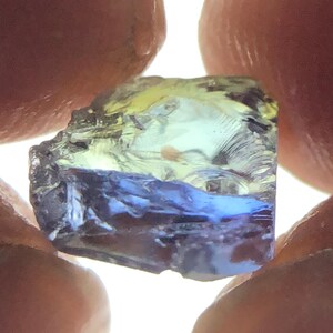 1,70 karat rå tanzanit | 7 x 5 mm färgskiftande oslipad zoisitkristall