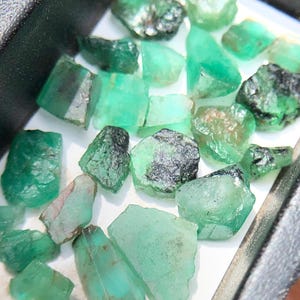 42 Carats Natural Emerald Crystal Lot – Uncut Emerald Rough Green Beryl for Jewelry & Collection Healing Emerald Raw, Zambian Emerald Lot