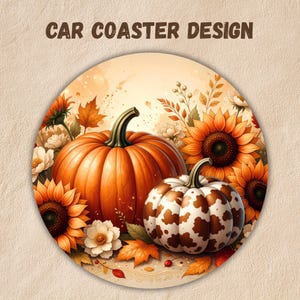Op de afbeelding: Een rond ontwerp voor een auto-onderzetter met de tekst CAR COASTER DESIGN bovenaan. De afbeelding toont een grote oranje pompoen, een kleinere witte pompoen met bruine koeienvlekken, gele zonnebloemen en oranje herfstbladeren.
