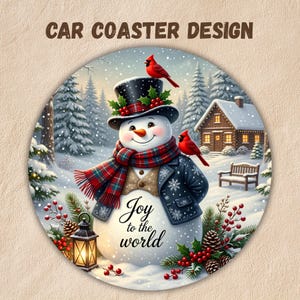 Puede incluir: Un posavasos circular para coche con un muñeco de nieve que lleva un sombrero de copa con acebo, una bufanda de cuadros y una chaqueta oscura. Dos cardenales rojos están posados sobre él. La escena incluye un paisaje nevado, una cabaña, una linterna y el texto Joy to the world.