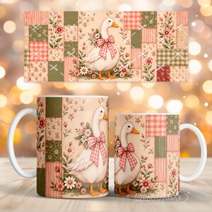 Pode incluir: Duas canecas de cerâmica branca com um padrão de patchwork repetitivo de quadrados florais e xadrez vichy em rosa, verde e creme. Uma ilustração central mostra um ganso branco com um laço xadrez rosa e branco, rodeado por pequenas flores.