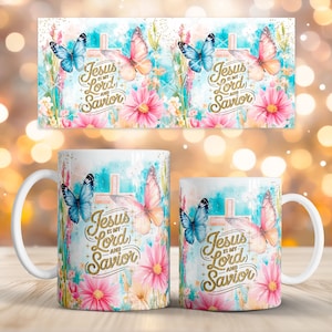 Puede incluir: Tazas de cerámica blanca con un diseño floral y de mariposas. Las tazas presentan el texto "Jesus is my Lord and Savior" con una cruz, mariposas y flores rosas. Un diseño rectangular a juego está encima de las tazas.