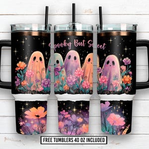 Puede incluir: Vaso negro de 1,18 litros con asa, con un diseño de fantasmas y flores coloridos bajo un cielo estrellado. El texto "Spooky But Sweet" se muestra en el vaso.