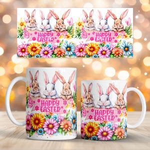 Puede incluir: Tazas de cerámica blanca con un colorido diseño de Pascua. El diseño presenta conejitos, flores y el texto "Happy Easter". Las tazas están decoradas con un patrón repetido de conejitos y flores.