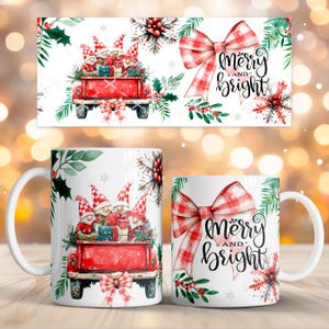 Puede incluir: Tazas de cerámica blancas con temática navideña. Una taza presenta un camión rojo con gnomos y regalos, la otra tiene un lazo a cuadros rojo y la frase "Merry and Bright". Ambas tazas tienen detalles de acebo y copos de nieve.