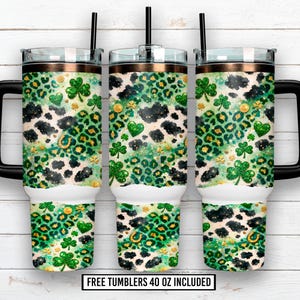 Può includere: Tre bicchieri da 1,18 litri con manici e coperchi neri. I bicchieri presentano un motivo leopardato verde e nero con trifogli, monete d'oro e cuori verdi. Ogni bicchiere ha una cannuccia nera. Il testo "FREE TUMBLERS 40 OZ INCLUDED" è in basso.