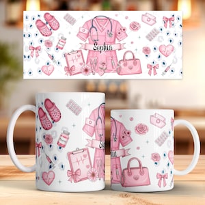 Puede incluir: Taza de cerámica blanca con un diseño de tema médico rosa. El diseño incluye un uniforme médico rosa, un estetoscopio, un bolso, zapatos y el nombre "Sophia". El diseño también incluye corazones, lazos y pastillas.
