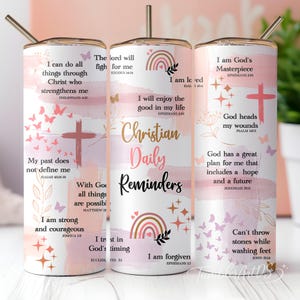 Puede incluir: Tres vasos cilíndricos con pajitas de metal, con un fondo de acuarela blanco y rosa suave. El diseño incluye varios versículos bíblicos, ilustraciones de mariposas, arcoíris, cruces e iconos de estrellas en tonos rosa y dorado.